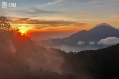 Вулкан Батур в объективе: Огненное шоу природы