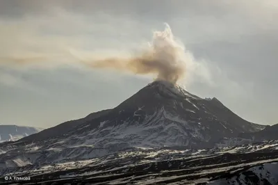 Потрясающий вид на безымянный вулкан