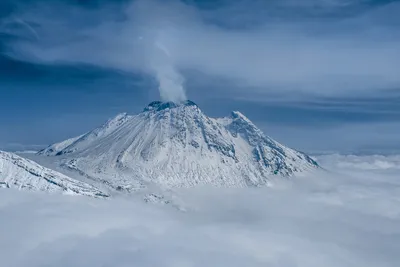 Вулкан безымянный в Full HD: Очарование природы