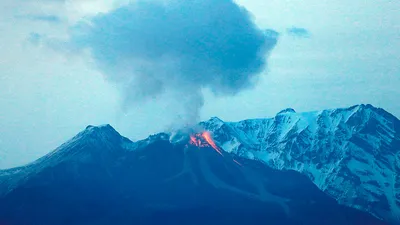 Вулкан безымянный на фоне природы
