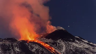 Силы природы: Вулкан безымянный в разгар извержения.