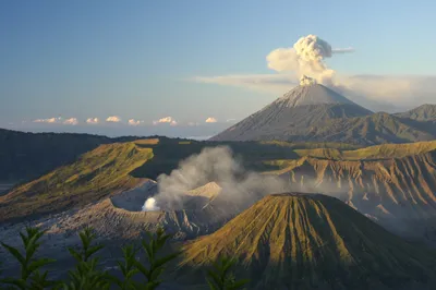 Закат у вулкана Бромо: красота природы в лучах солнца.