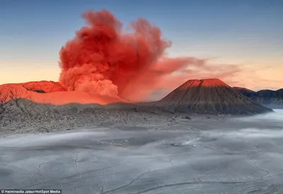 Изумительные отражения вулкана Бромо: фотографии в озере.