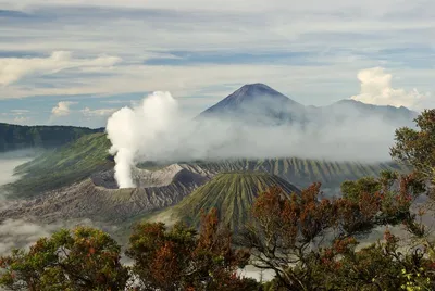 Вулкан Бромо в облаках: волшебные моменты на фото.