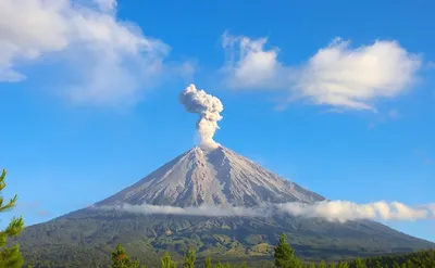 Потрясающие фото Вулкана Мерапи в HD качестве.