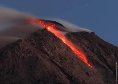 Огненные фонтаны Вулкана Мерапи: захватывающая фотография