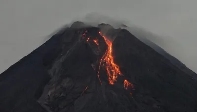 Огненный красавец: Вулкан Мерапи на фотографии