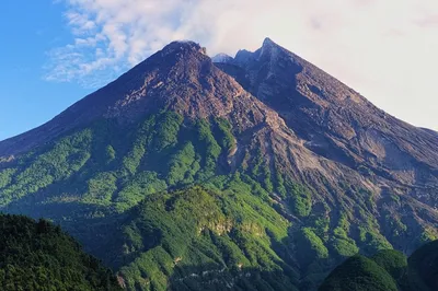 Скачайте фото Вулкана Мерапи в форматах JPG, PNG, WebP.