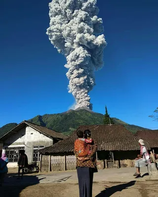 Фон с вулканом Мерапи в webp формате