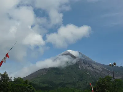 Арт-фото вулкана Мерапи в высоком разрешении