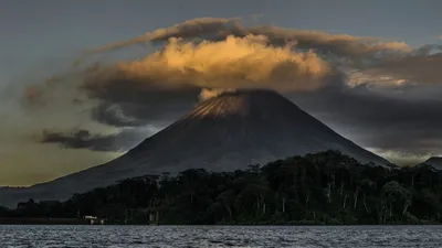 Фон с изображением вулкана