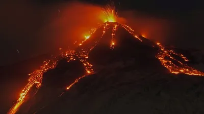 Вулкан с лавой: фото в высоком разрешении