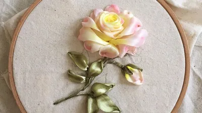 Фотография роз в вышивке лентами: выберите формат для скачивания
