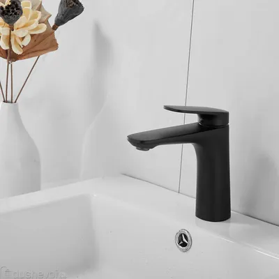 4K изображение смесителя над ванной для скачивания