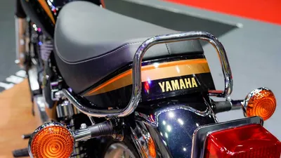 Фотография мотоцикла Yamaha SR 400 в разных форматах