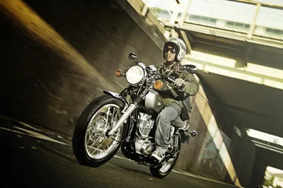 Yamaha SR 400 - картинка высокого качества для любителей мотоциклов