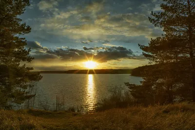 Рассвет и закат на озере - две стороны красоты на фото