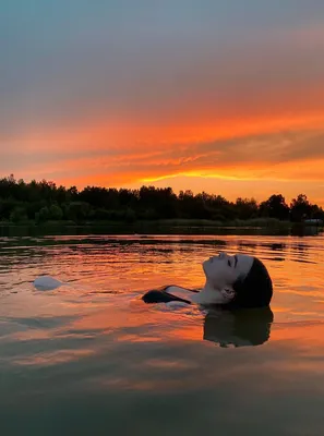 Красивый рисунок заката на озере