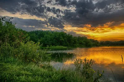 Потрясающая фотография заката на реке: скачайте бесплатно в HD