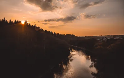 Фотография заката на реке, удивительное зрелище