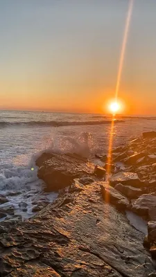 Потрясающая красота заката над водной гладью 