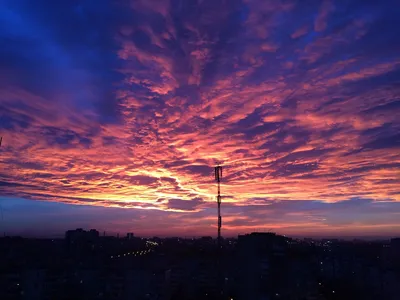 Загадочная красота: фото мистического заката, украшающего окно.