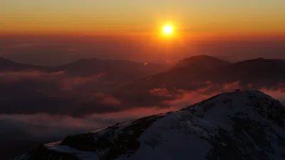 Сказочное зрелище: закат в горах запечатленный на фото