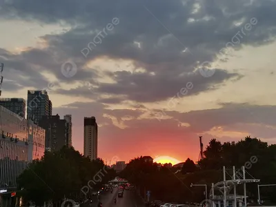 Фотография заката в городе: мирное сияние на фоне неба