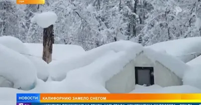 Фотография снега на стекле окна