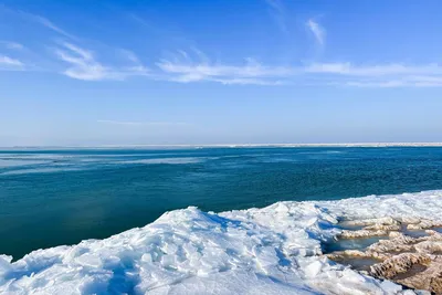 Обои на рабочий стол: Замерзшее черное море в великолепном фоне