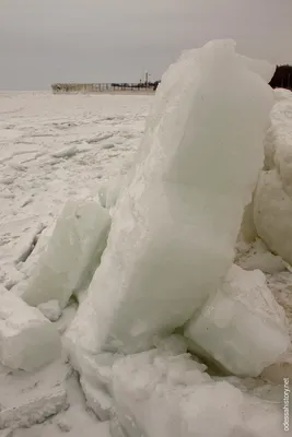 В хорошем качестве: Замерзшее черное море с прекрасной передачей цветов