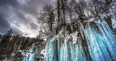 Обои на рабочий стол: замерзшие водопады