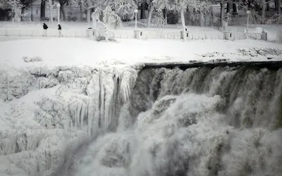 Замерзшие водопады: красота природы замороженная во времени.