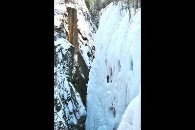 Искры из льда: замерзшие водопады вспыхивают в прекрасном свете.