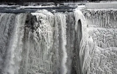 Замерзший ниагарский водопад  фото