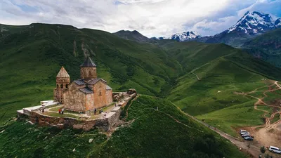 Фотография замка в горах: кусочек неповторимой природы на твоем телефоне