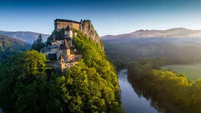 Арт с замком в горах: оригинальное искусство на тему горных пейзажей