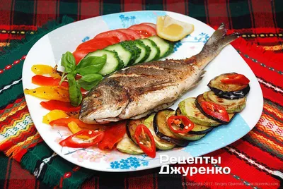 Изображение запеченной рыбы с оливками и каперсами