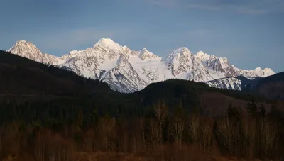 Фото заснеженных гор: выберите изображение для своего проекта (JPG, PNG, WebP).