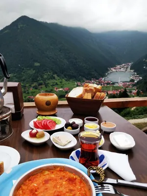Завтрак в горах: роскошный стол с изысканными блюдами (JPG, PNG, WebP)