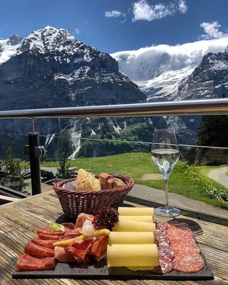 Фото завтрака в горах: гастрономический пикник с видом на величие