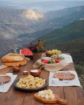 Фото завтрака в горах: идеальное начало солнечного дня