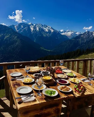Завтрак в горах: баланс вкуса и красоты природы