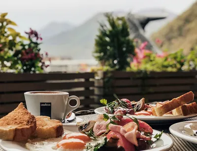 Завтрак в горах: идеальное сочетание гастрономии и пейзажа