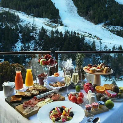 Картинка: Фотография завтрака в горах для вашего рабочего стола