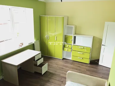 Зеленая детская комната с удобной обстановкой