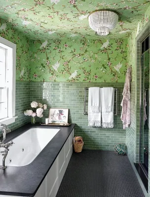 Уникальный дизайн с зеленой плиткой в ванной комнате