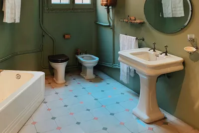 Стильные фото зеленой ванной комнаты