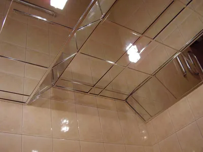 Фото зеркальных потолков в ванной с разными размерами
