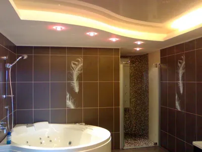 Фото зеркальных потолков в ванной с эффектом неба